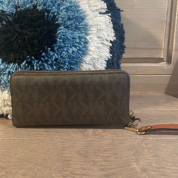 Michael Kors Brown monogram wallet - Picture 3 of 11